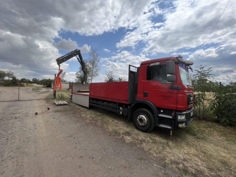 Nákladní vůz s hydraulickou rukou se závěsnými vidlemi.