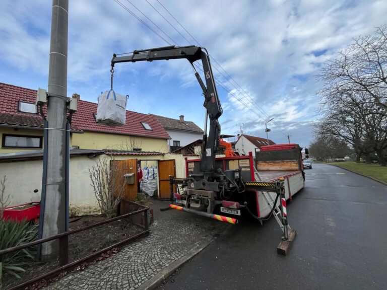 Vykládka hydraulickou rukou